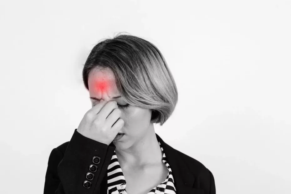 Mulher dor de cabeça franzindo a testa com a mão entre os olhos por conta da enxaqueca e alguns Tipos de cefaleias