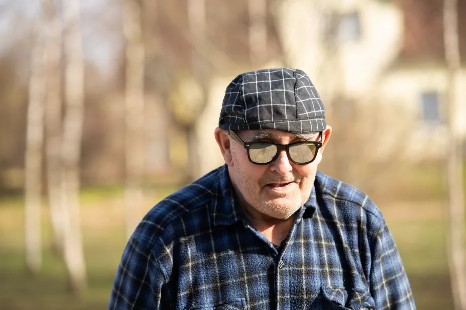 Imagem de um homem de idade relacionado ao recuperação na blefaroplastia