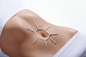 Imagem de um abdomen de uma mulher representando uma pós lipoaspiração